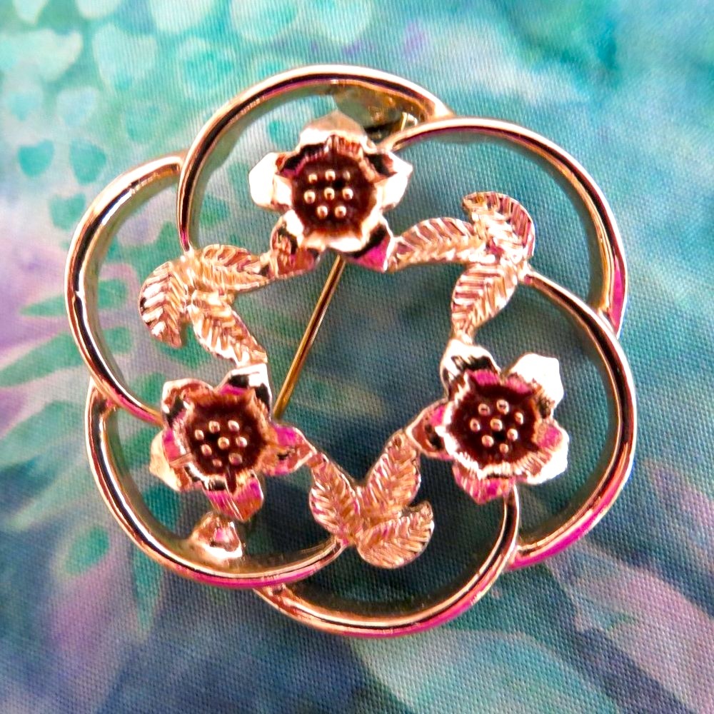 Sarah Coventry Vintage Brooch with flowers/leaves